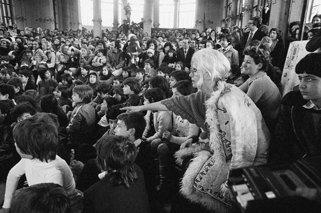 Letizia Battaglia Franca Rame durante lo spettacolo dei burattini alla Palazzina Liberty1974 © Letizia Battaglia