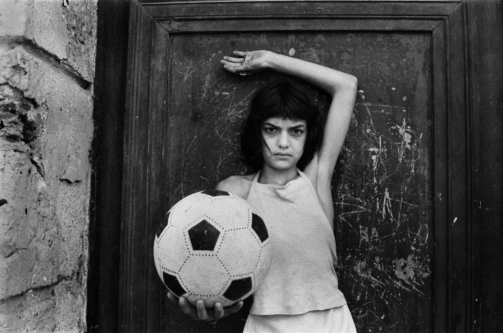 Letizia Battaglia La Bambina con il Pallone, Quartiere La Cala,1980 Palermo © Letizia Battaglia, particolare