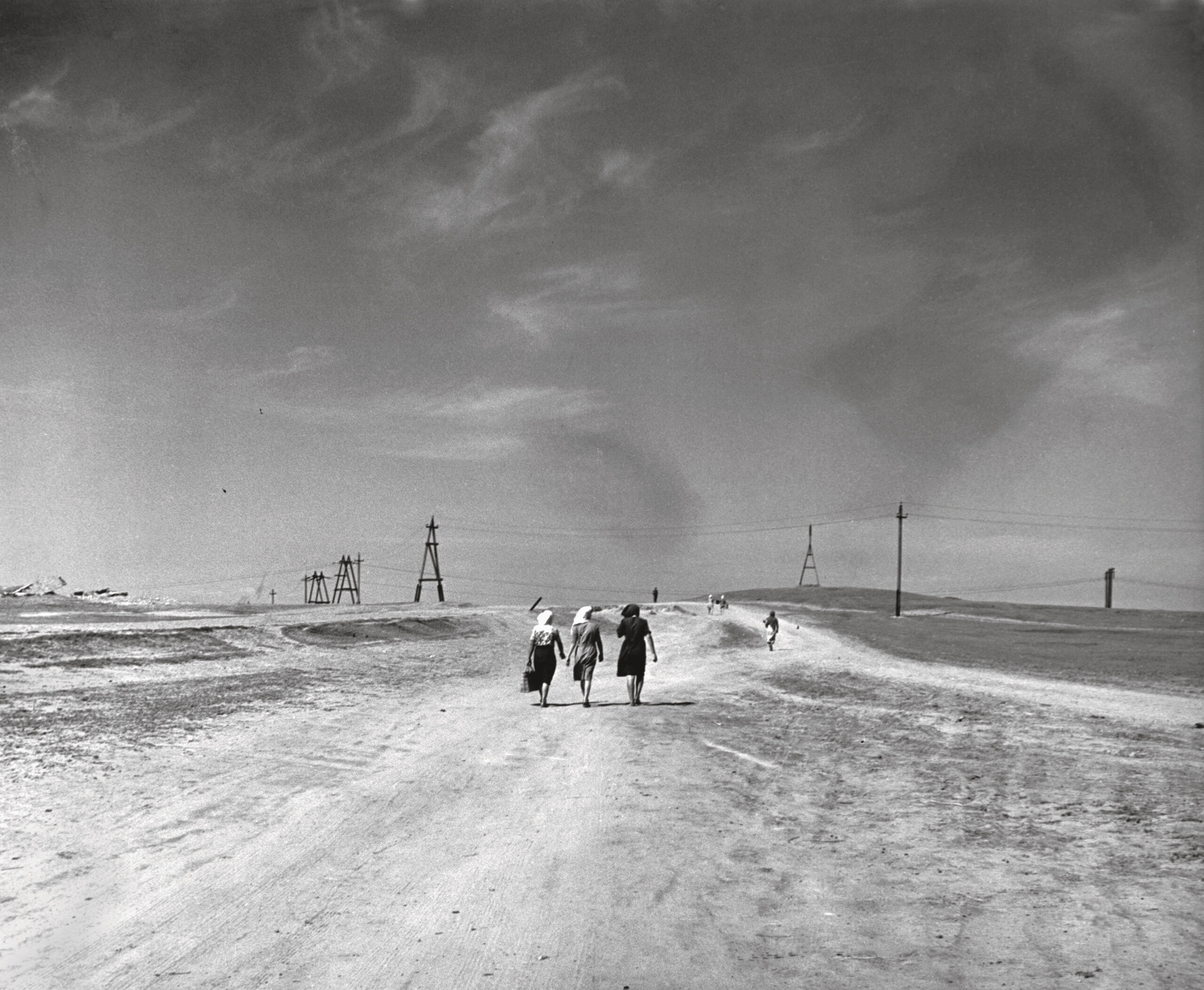 Robert Capa Donne in cammino in un paesaggio deserto Stalingrado, U.S.S.R., 1947 © Robert Capa © International Center of Photography_Magnum Photos