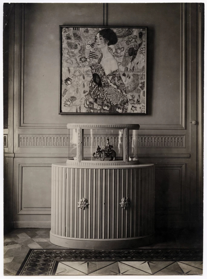 Sotheby's London DAME MIT FÄCHER HANGING IN ERWIN BOHLER’S APARTMENT, CIRCA 1920. PHOTO MICHAEL HUEY AND CHRISTIAN WITT-DÖRRING PHOTO ARCHIVE