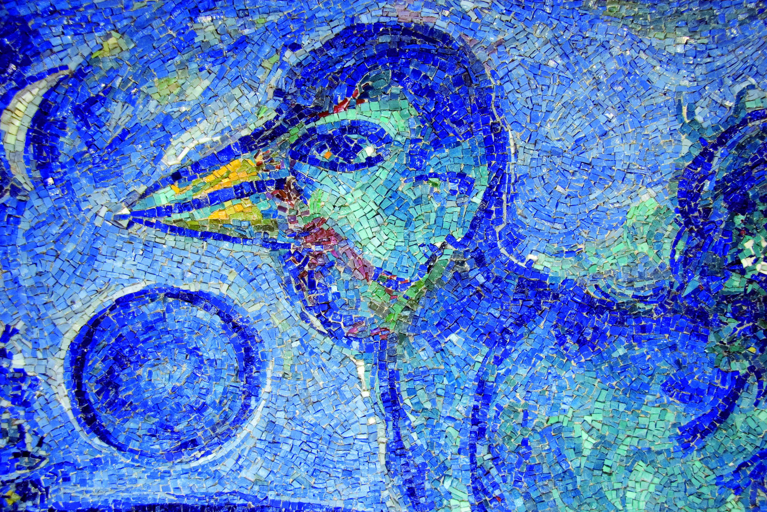 Marc Chagall, Antonio Rocchi, Le coq bleu, 1958-1959, opera musiva tessellata paste vitree, smalti su pannello di agglomerati porosi vegetali e cemento 104 x 155 x 8 cm, Ravenna, MAR - Museo d’Arte della città di Ravenna, particolare