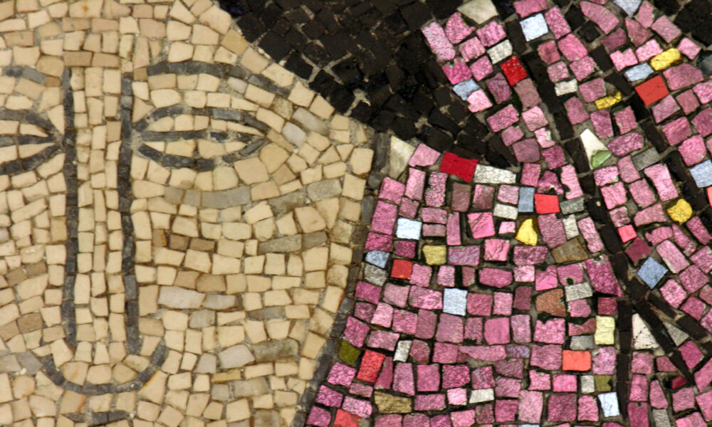 Mimmo Paladino, Studio il Mosaico di Carlo Signorini, Vanità, 1988, opera musiva tessellata smalti, vetro a foglia metallica, smalti, materiale lapideo su legno 47.3 x 43 x 8 cm, Ravenna, MAR - Museo d’Arte della città di Ravenna, dettaglio