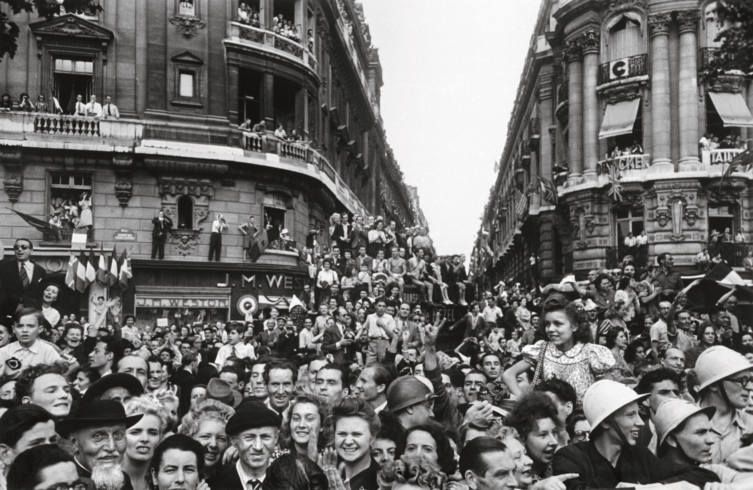 Robert Capa Folla in festa per la liberazione della città. Parigi, Francia, 25 agosto 1944. © Robert Capa © International Center of Photography_Magnum Photos