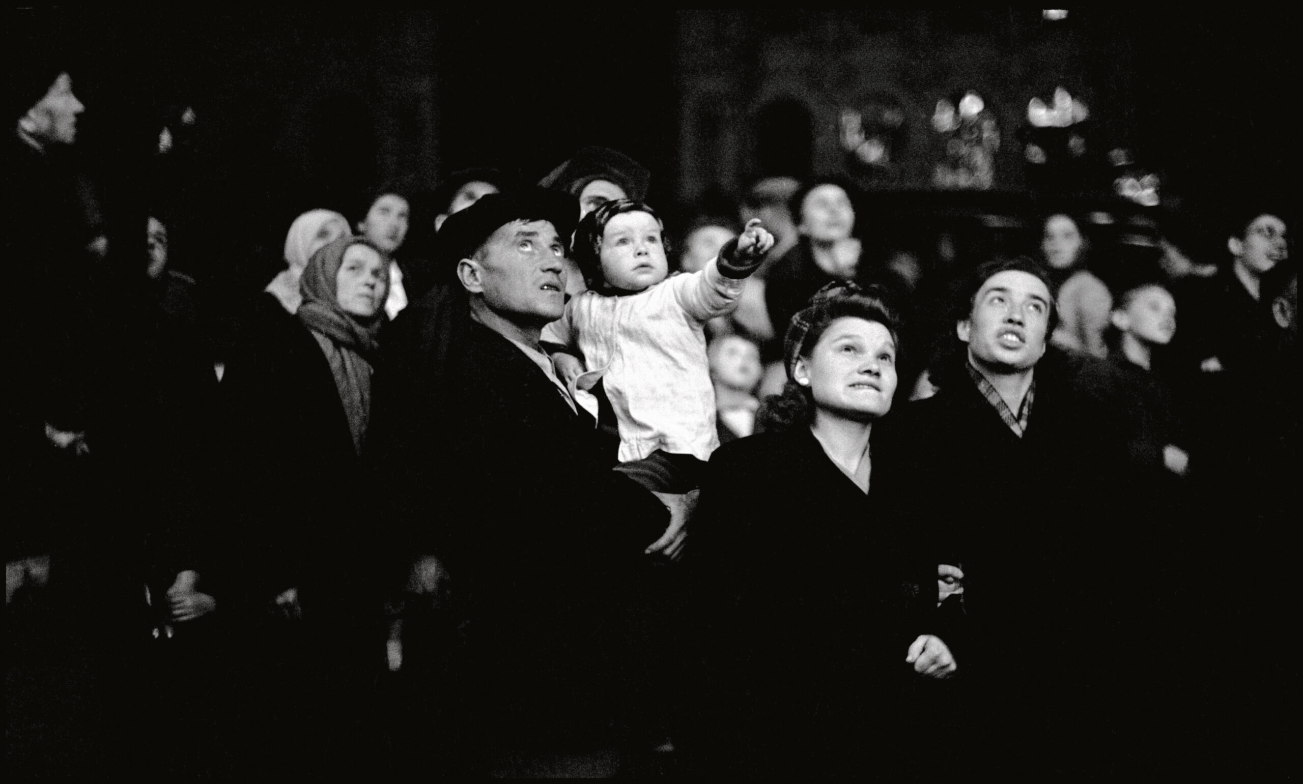 Robert Capa Fuochi d'artificio durante la celebrazione dell'800° anniversario della fondazione della città Mosca, U.S.S.R., 1947 © Robert Capa © International Center of Photography_Magnum Photos