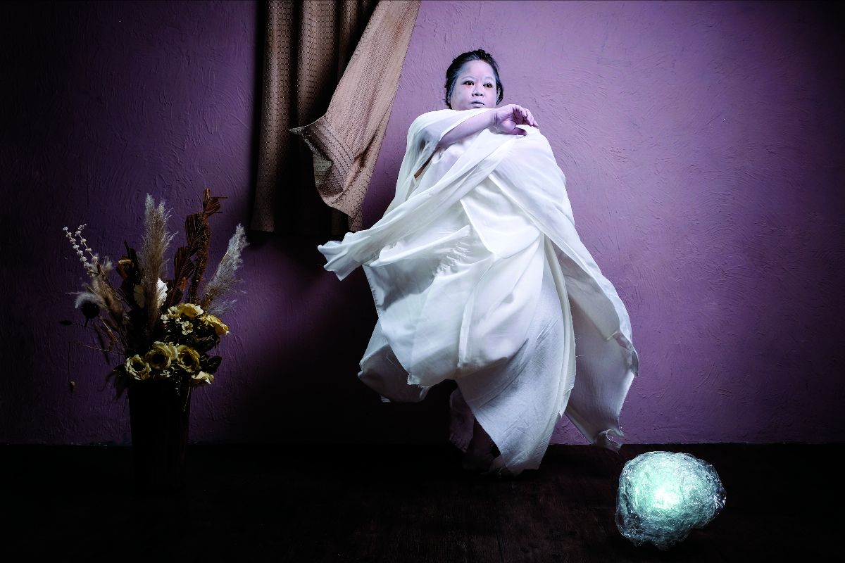 Melati Suryodarmo, I’m a Ghost in My Own House. Performed at Lawangwangi Foundation Bandung (2012). Photo courtesy of the artist